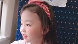 小宝宝在火车上，样子真的好呆萌