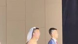 伴郎身穿婚纱抱着新郎入场