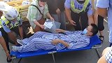 安徽考生高考前一天突发阑尾炎做手术 被民警用担架抬进考场