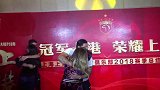 心疼小熊！庆功宴胡尔克高歌拥抱美妻 落寞埃神下台求温暖