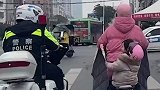 道路上地暖心一幕！