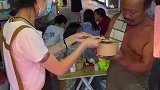 流浪汉捡别人吃剩下的东西，小吃摊主看到后给他煮新鲜食物