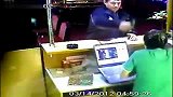实拍凶残劫匪用酒瓶猛砸店员头部