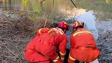男子陷入淤泥，消防“拔河式”将他拉上岸