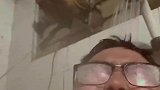 半夜正在洗澡呢来了俩公鸡一起交流