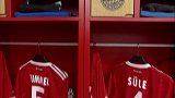 拜仁更衣室巡礼：鲜红战袍静待众将到来