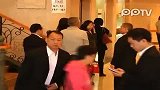 娱乐播报-20111127-赌王病房贺寿媒体受邀进病房