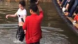 看美女在网红桥上跳舞也是一种享受，小姐姐落水的瞬间，让人心疼