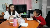 闺女把视频弄错了，小赵却请吃鸡肉米饭，爷俩的对白逗乐么