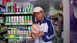 二货不识字，超市老板为占便宜把1元的干脆面卖5元
