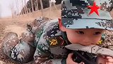 退伍兵哥军训2岁女儿，女儿这动作太萌了，网友：未来的合格女兵