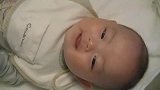 宝宝来了，宝宝被妈妈喷嚏逗得好开心，奶声奶气的笑声真好听