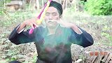 黑魔仙为了报复，竟然带着圣诞老人扰乱世界，还把小楠抓走了
