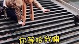 女子挑战千米高空，没老公，草率了。