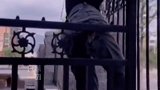 事实证明翻铁门的时候，最好穿裙子不然容易被挂。搞笑 开心一刻
