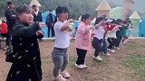 小人国男女跳金鸡报晓舞蹈
