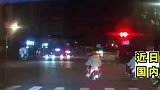 团伙作案偷电瓶被热心司机举报，司机驾车阻止团伙逃跑