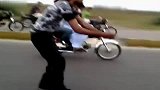 户外极限-20111214-真正的无人驾驶-看牛人开挂摩托车特技