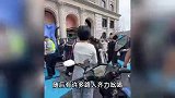 重庆解放碑附近一施工脚手架倒塌，女子扭头就跑，路人合力救人