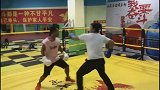 搞笑视频敢挑战职业拳手，大哥真是勇气可嘉哈
