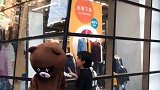 小姐姐“亲吻”网红熊，没想到看到它的真面目后，美女跑了！