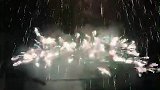 军舰上的烟火。谢谢你给的这种令人起鸡皮疙瘩的时刻