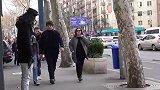男子在路边伪装假人恶搞路人，真是太贱了