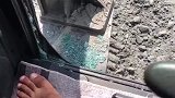 挖机玻璃破了光脚也得开，装车要紧