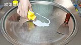 黑黑的“墨水”也能炒冰淇淋？原来是黑酸奶，看完成品你敢吃吗