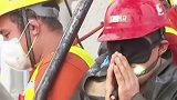 被困第15天，山东金矿事故取得联系的11人全部升井，被困矿工双手合十感谢救援