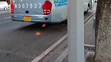 公交车爆缸太炫酷，这就是重庆的公交车吗