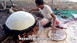 印度大男人们用锅底烙饼，一甩一扔10秒就成型，网友：不敢吃