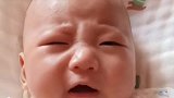 小宝宝上一秒还在哭，没想到被妈妈一逗，宝宝立马就笑得很开心！