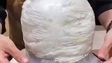 小伙去给头发做飘染