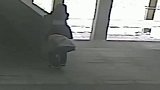 浙江一男子8分钟偷拍女子裙底4次 年轻情侣一把将其抓住