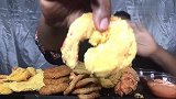 黑人大妈吃油炸海鲜，单是虾尾就有手臂那么大了