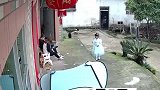 孩在路口玩耍被轿车压倒，家人惨叫声引来众人