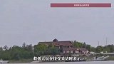 把油门当刹车，湖南一渡口有车辆坠河，男子坐车顶求援，救援人员回应