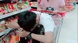 哥哥故意让妹妹推着，结果被陌生阿姨嘲笑了，哥哥瞬间害羞