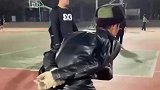 大爷走到球场打篮球，本以为是青铜没想是王者