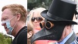 英国爆发反口罩抗议：数百民众聚集，还有人戴破洞口罩和鸟嘴面具