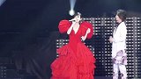 51岁周慧敏个人巡回演唱开启，古巨基为她设计礼服，造型超美