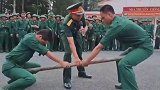 越南部队里的小游戏，看似简单，实则需要很高的技术！