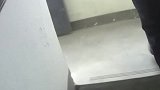 男子高空扔烟头险引火灾被拘10天 业主怒斥“太缺德”