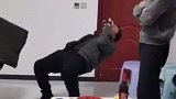 聚会唱歌太用力男子用气过猛倒地