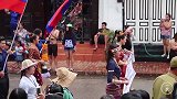 老挝人过节现场，很多人跑到街边参加活动，这样的盛况很难见到