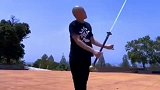 大哥身上装磁铁了吧，剑就像是黏在他身上，一点掉的前奏都没有