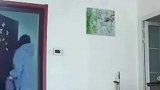 河北沧州：女子刚回家屋内突然窜出男子夺门而逃