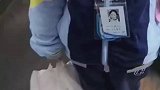 一年级女儿当了班干部回家
