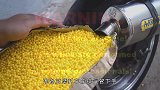 将玻璃弹珠塞进摩托车排气筒，拧动油门有什么惊喜？真怕憋炸了